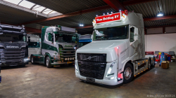 20250330-Tom-Holding-00216 20250330-Tom-Holding-00216